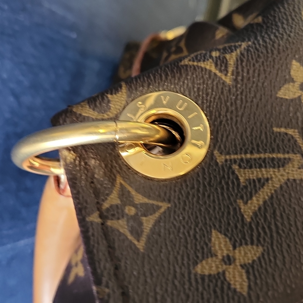Authentic Louis Vuitton Artsy MM Monogram Empreinte Leather Handbag - Picture 9 of 16